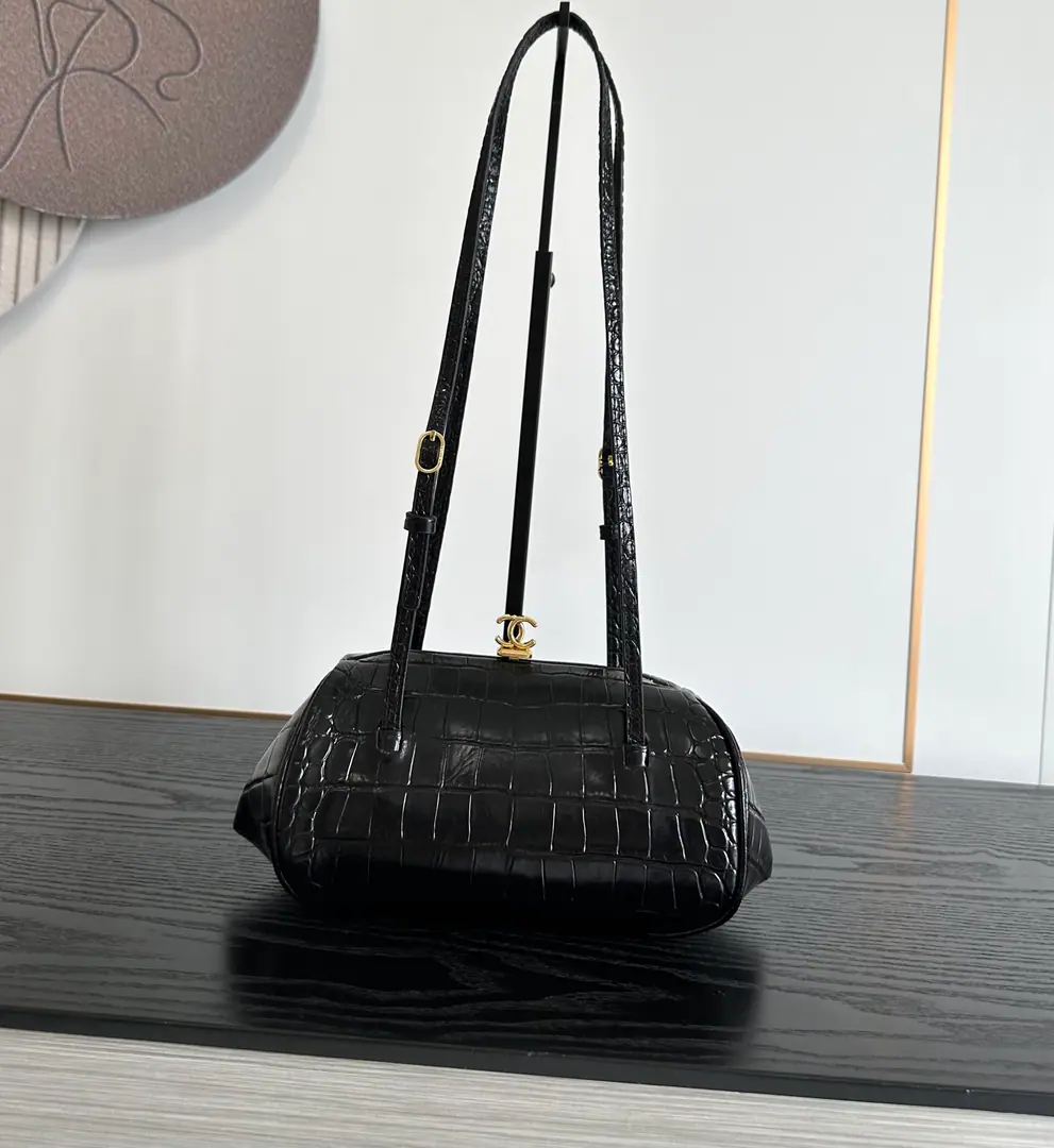 💠《Exports》High-end quality🌟🌟🌟OHANEL🚩🚩🚩26B Wine.🍷A red crocodile-stamped cylinder dinner bag.​​. + Gold doubles. C Lock button + Regable leather shoulder belt, The twig line is smooth., The station is described by many as"Like a little cherry.", The ancients are full of precious spirits.. This is a very much discussed item in the station., Main advantages: - Crocodile.🐊The pressure cubes are qualitative., Not that kind of exaggeration., It's so warm and dumb. It's so good.- The wine and red are dark and dark., Under the interior light, red browns will shine again., It's fascinating to change color.- Regable shoulder belt, You can have dinner with your shoulder and your hand.holdStay.- Small size light, 🪞Cell phones, 🪞Lipstick, 🪞The key just happened to be down, but the container was rarely delivered., A lot of people at the station can't buy it.！Dimensions: 12×28×13cm