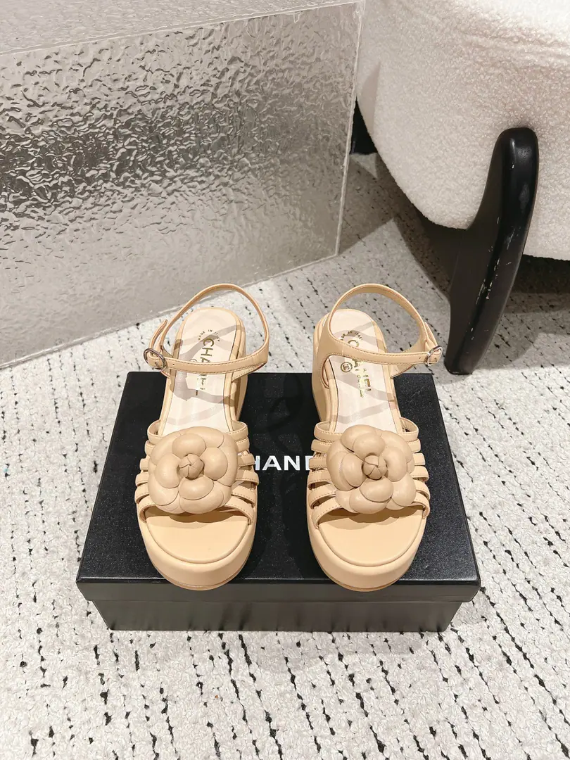 🏧𝗖𝗛𝗔𝗡𝗘𝗟｜Little Fancy. The classic series of sandals with thick mountain tea.！ The shoe face is imported with a little sheep's skin. The inside feet are all sheep's skin. Italian imports are so thick. size: 35-39 [40/41Custom]