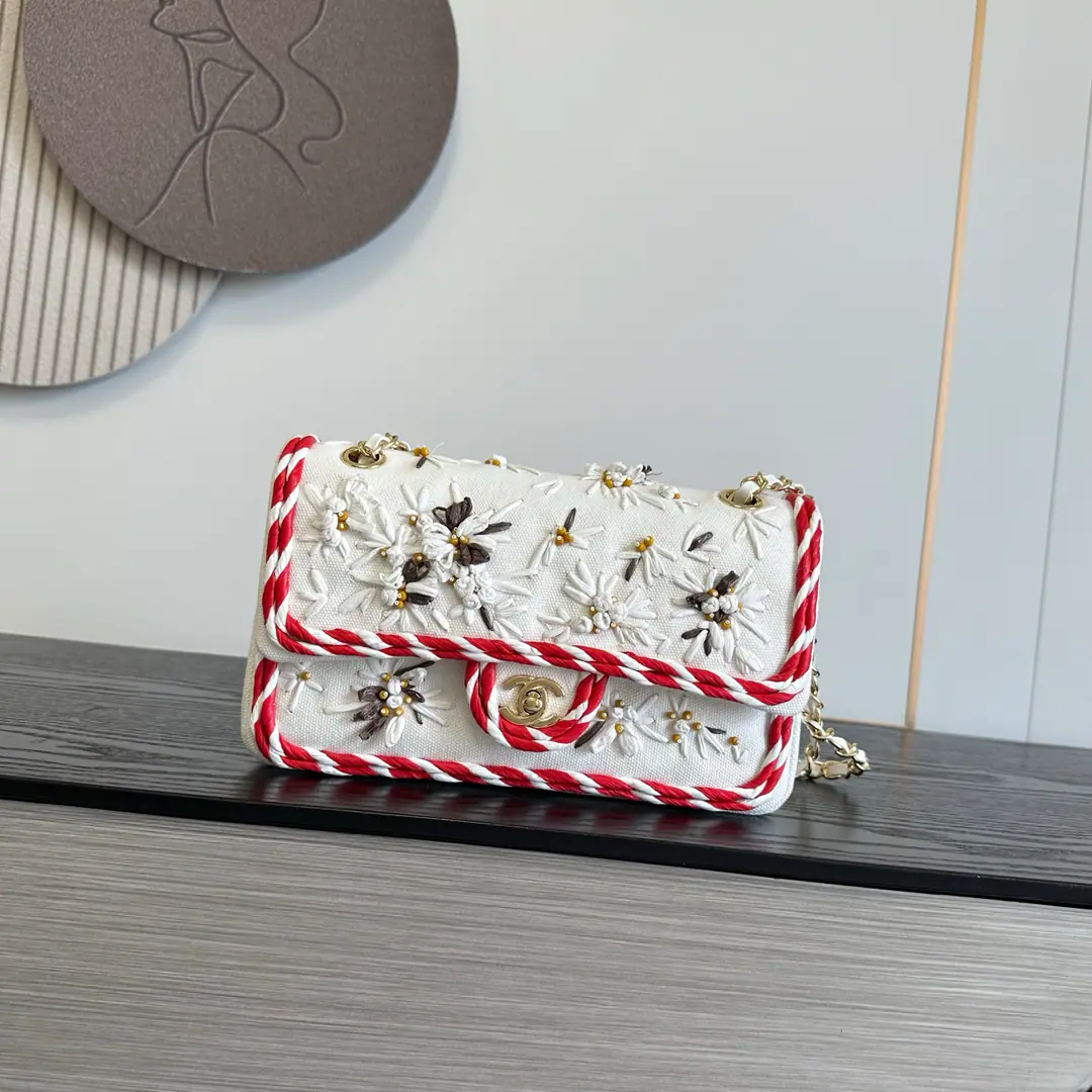 OHANEL🚩🚩🚩 26K 𝐜𝐟𝟐.𝟓𝟓 Hide 🖤Chanel has a very good taste in embroidery bags of silk. 🤩🤩🤩The embroidery is ancient and elegant.✨ Metal chains⛓️+DoubleCMark Brand recognition. It's just the right size. It's easy to ride in a regular or official setting., 🉑️Handheld🉑️I'm all on my shoulder.OK, 🎺It's practical and fashionable., The choice of a couple of eyes.～A white handbag with embroidery.​​🤍This hand-me-down white handbag., Use soft leather, ♪ Weaving with red and white, It's fresh and it's all over again.. The daisies and the gold dots on the cover., The details are so fine.✨. Metal locking design, Safe and beautiful., Hand belts of the same material., The whole thing is full.！Medium Size, It's a good day or a good time to go back to the past., It's practical and artistic., A handicraft lover must enter.！🌸Dimensions𝟏𝟓.𝟓*𝟐𝟓.𝟓*𝟔.𝟓𝐜𝐦