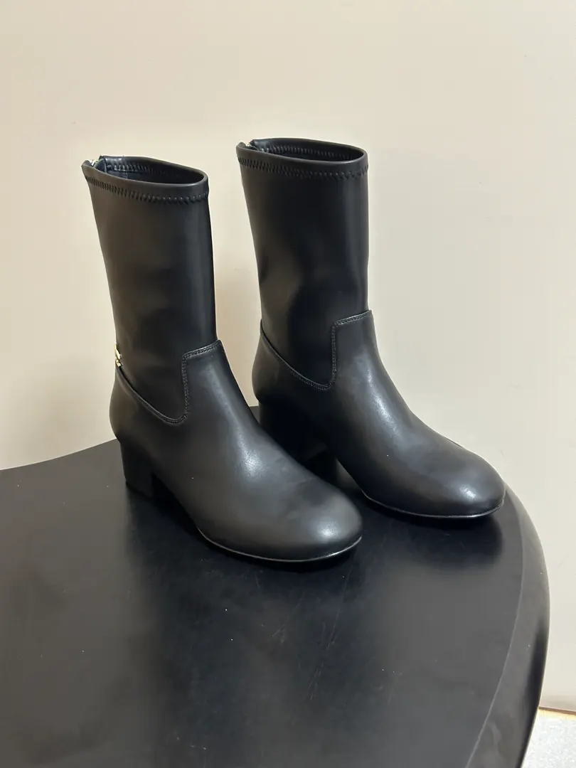 2026 Autumn and winter money. Chanel It's a classic.CPull the zippers and the ankle boots after the round. The show of the Qin Yushu series., The Xian family has a very high-quality and luxury wind.. Side zipper design is easy to wear.·Easier！The slings are very soft., It's a very packaged one., Wearing air comforts.. The upper foot is so strong.！ Shoe.: Customized Skins Uchi.: Importing ballistics Foot.: Lamb skin. Shoes under the sole.: Italy is a big-ass country.！ He's tall.: 4cm Codes: 35-39（40.41I'll make sure I don't change it.）