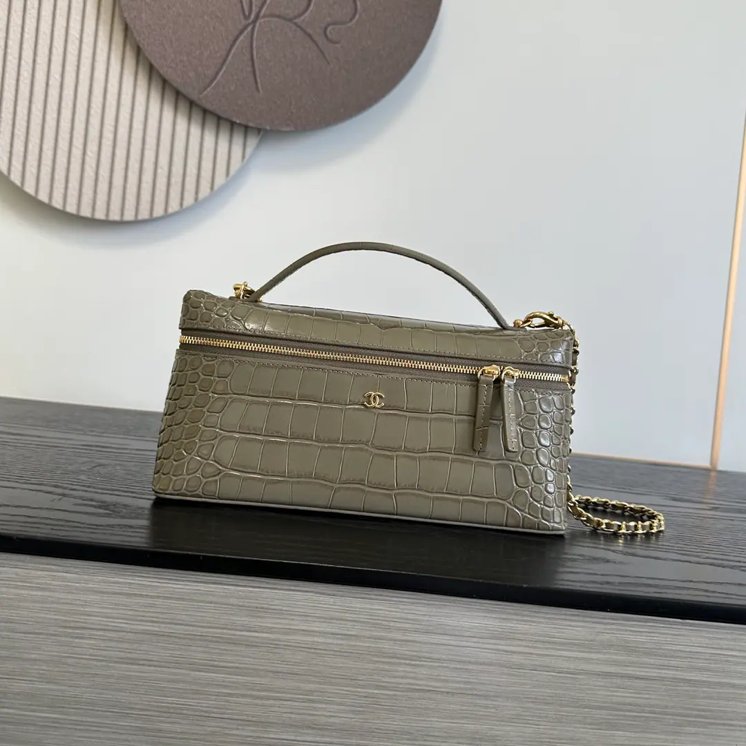 《Fish pressure skin.》khaki！《Cross-section》OHANEL🚩🚩🚩26BAdvanced Handicrafts 🌠🌠🌠LpBox.🖤Advanced HandicraftsLPThe old money is a feeling of the well-packed food box., - It's a grinding resistance., I don't worry about wear or tear.～The cross-sectional sprawl is falling apart., Horizontal zipper., Deep inside, super-capable., ProMax+Pizza.+The makeup is all light.[Cool.R]Light gold metal binaryCLow profile atmosphere.～Bring your own short handle.+🉑️We'll take the skin off and wear the gold chain.[Beauties.R]With all the French names on your hands, you can see.～The slashing back is a relief., I can't make any mistake with the commuters.！Dimensions: 12×25×5 cm