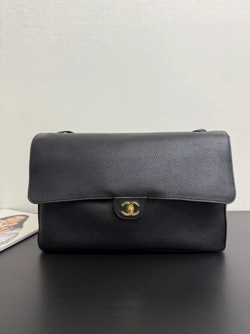 The gold button is on the spot.26s GDSame paragraphMIX- The mouth cap. It's all black and cool, wind., Welding the high senses., Retro and atmospheric., A proper shape of soul., All black.lookIt's more obvious than anything else., It's more story-telling taking pictures.maxi bagIt's really perfect for spring., It's a good time to be able to live with the formality., You can raise your profile when you're out of town., Fashion is so good.🥂 size: 39*28*11cm99573