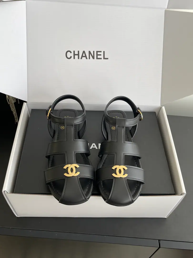 🏧𝗖𝗛𝗔𝗡𝗘𝗟Spring and summer sandals, pig cages. A superstar, red grass. The old-fashioned pretense. BrandlogoThe logo metal matches every design element on a fashionable spot. The upper foot is very comfortable. Super-net red grass. Shoe-faced material: Bullskins. Inside materials: Water to dye the sheep's skin. The original is a big, fat package. Codes: 35-40（40Make a reservation.）