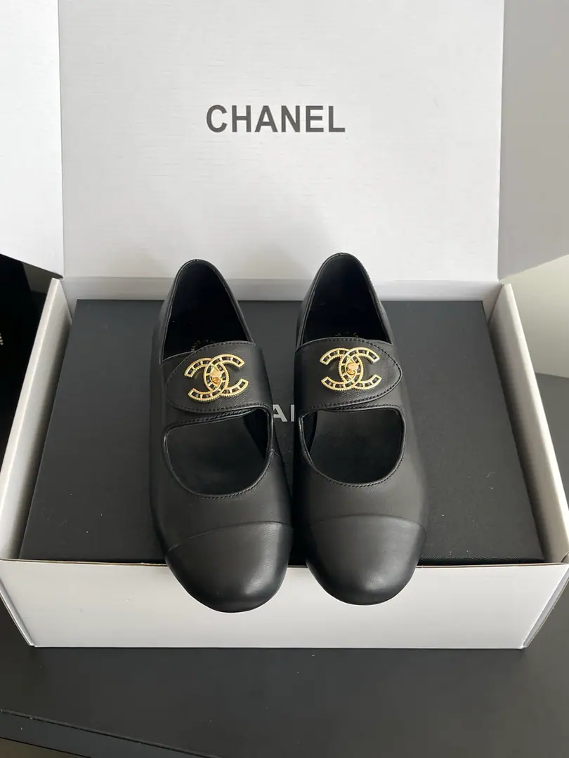 🏧𝗖𝗛𝗔𝗡𝗘𝗟Latest top-of-the-line. Original development Metal binaryCButton Mary Jane's single shoes. The flour imports the sheep's skin./Goki! Into the nest, silk and sheep. Italian imports are so thick. Size35-41 [40.41Do it.]