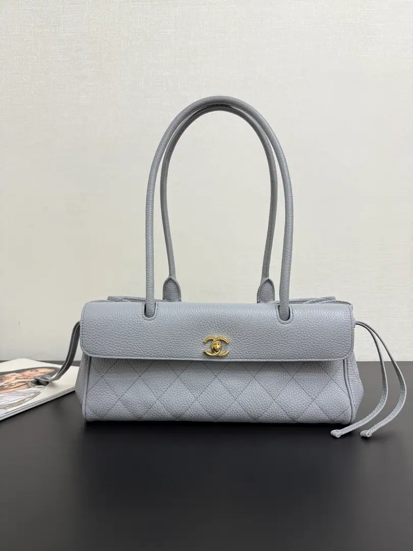 Current26sbowling bag. Beautiful.✨ Finally.26sNew bowling bag.！This black gold-collar is really crazy. The classic diamond-gringer with the little gold buttons., Miss Retro is feeling a lot better. 💼 I can't get anything out of the house. Pizza., Lipstick, Put your phone on easy., - I'll take a commuting date. ✨ The twigs are full of skin. It's delicate and sophisticated., - It's a grinding resistance., It's not a daily thing. This spring and summer's package is reserved.！It's a direct and valuable thing to do on your back. size: 31*15*12cm99562