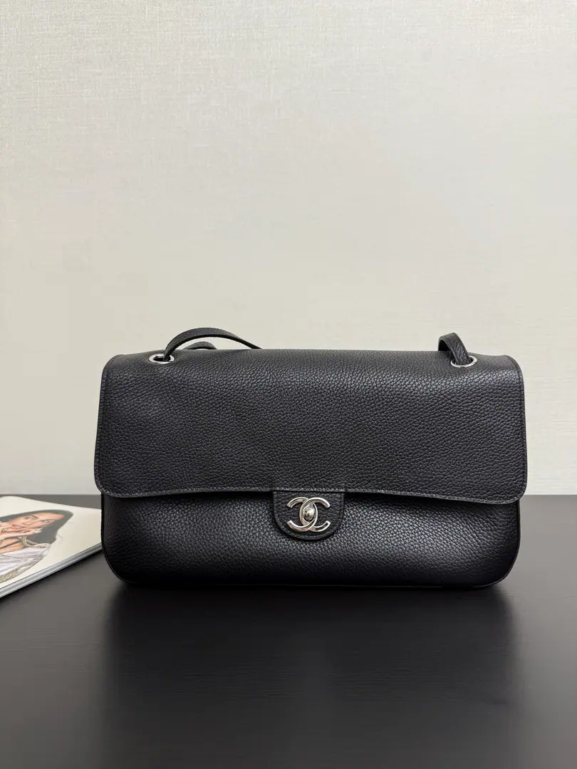 Current26s GDSame little bag. It's all black and cool, wind., Welding the high senses., Retro and atmospheric., The glossy glossy design puts the classic contours to the extreme., A proper shape of soul., All black.lookIt's more obvious than anything else., It's more story-telling taking pictures., maxi bagIt's really perfect for spring., It's a good time to be able to live with the formality., You can raise your profile when you're out of town., Fashion is so good.🥂 size: 18*34*9.5cm99575