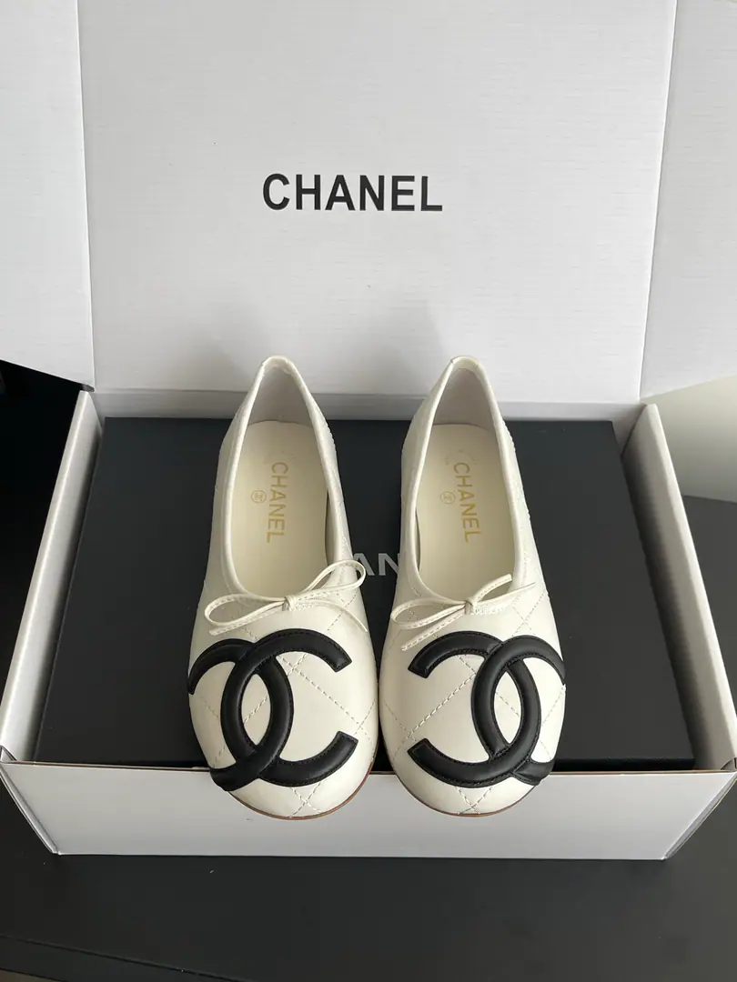 🏧𝗖𝗛𝗔𝗡𝗘𝗟Newest DoubleCThe Great Lugge Butterfly. Ballet shoes. Top Quality Original1:1Repeat The shoe face is imported with a little sheep's skin. The insides are all sheep's skin. Original Open-Mode Customized Size:35-41 [40/41Custom]