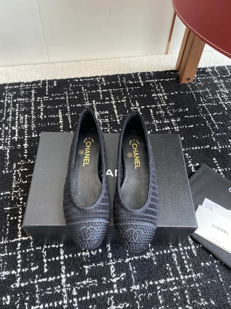 Requisition level CHANELKaori! 25ss Spring and summer shoes. Embrace, Ballet shoes. Like a necklace on the neck of a goddess., The upper foot is very wrapped., Heel thinner., It's really superb.！ The ancient Mary Jane is so right., A man likes a classic match., - Yeah, I'm pretty good.80The feeling of a little fragrance from the time of the past., New Fashion, The process is perfect., Mixed sheep skin design, She's so beautiful., Very thin and white., I think... Girls have to have one pair., The most important thing is that the color is bright enough., The flying of her feet is no longer enough to describe her as a flat-footed woman., Let's get the shoe money out of my hand.！ Nice little Mary Jane Ballet shoes., The stars and the reds are wearing them., I like this shoe girl more than I like it., It's just a gift., There's almost no white Mary Jane with all the styles., Only in her place can she be so high profile., Brief The color of pure color is not complicated., Spring with little pairs of pants., The dress can be of any quality.！ Shapes Original Modelling Weaving Very advanced. I'll put my foot on the skin inside., Soft and delicate., Super comfortable with your husband., High-end luxury！ Size: #35-41（40 41I'll make sure I don't change it.）