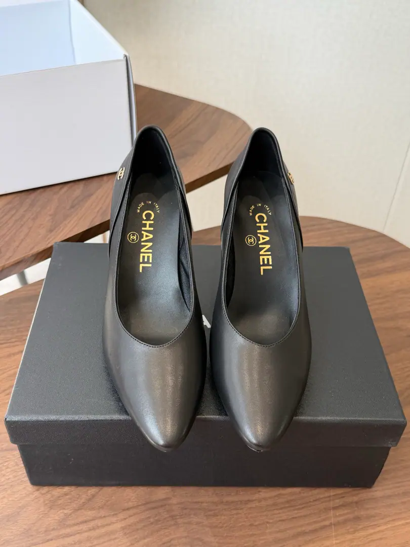 CHANELKaori! 26ss The early spring new money. Deep-head single shoes., Brief, Elegance., It's a great sense of excellence. Grandma Jane's heels are single., It's a perfect date for work., A white-looking fairy-tale.. I'm not a sheep-skinner., I'll put my foot on the skin inside., Soft and delicate., The feet are 100% comfortable., A beautiful one, but also a woman., Italy is a big-ass country. He's tall.: 8.5cmLeft and right Size: #35-41（40 41Make a no-refund order.）