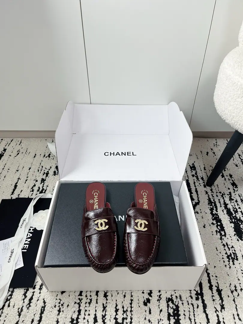 🏧𝗖𝗛𝗔𝗡𝗘𝗟Top Quality Old money is a wrinkle of LeFlell slippers. DoubleCMetal buttons low-key light. The little sheep's skin is soft as a cloud. Facework customized leather with original The inside feet are all sheep's skin. Italian imports are so thick. Top35-41 [40.41Do it.] [⚠️Need a plane box.+]