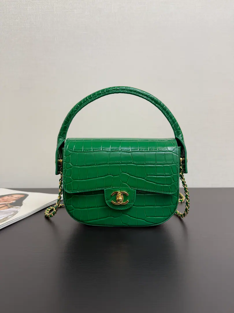 Current 26AAdvanced Handicrafts Series The body and the handle are all alligator-stamped calf skins., Arc handle of building sense.➕A classic skin-chaining., And the red leather in the inside., It's a great sense of light in the flesh., The touch is full of qualities., They're talking about the fine details of this bag.！！Fang is not a good internal space., The crowd is very important. size: 20*16*5cm 99593