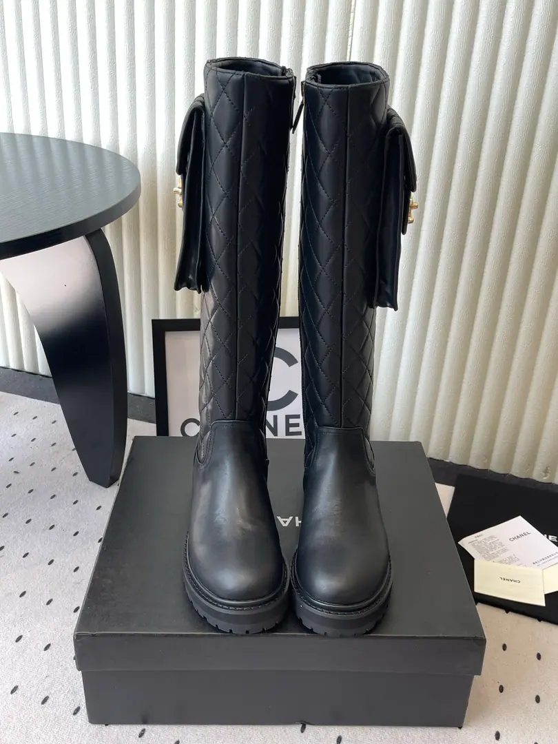ChanelThe new autumn and winter series is thick and short boots., The tall cans and the short ones are used separately., Height5cmIt's a long leg. The boots Jane used Chanel's classic diamond stripes., Plus a little bag that opens up the little stuff., Mei-mi likes it so much., This is Chanel's money this fall and winter., Plus the traditional inner zipper., Easy to get on your feet., It's super comfortable., The necessary provisions for this fall and winter 🔴Shoe-faced material: Come in. Bullskins and a diamond., Water-washed cowboys. ❤︎ Otsumi!: Original ItalianTPU- The bubble. Size: 35-39 (40 41You're gonna have to do it or not.)
