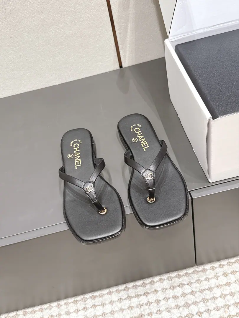 Requisition level Chane*26/Summer New Money Head-touch to-to-to-to-to-to-go A summer tow with a sweetness and a soft atmosphere., A simple belt with a sharp and flat-headed shoe., Toe position is a little bit metal-likeCCurtain, It's a very low profile., The foot suit is easy to wear.. The light and luxuries of the atmosphere as a whole, The style is simple and unchallenged., Four quarters of the vacation just needed a single item., It's a combination of high-level representation and daily reality., It's easy to hold the rich family to the ground.. Shoe.: Lamb skin. Uchi.: Lamb skin. Otsumi!: That's a big one. size: 35-41Code（40, 41Code custom is not to be changed）