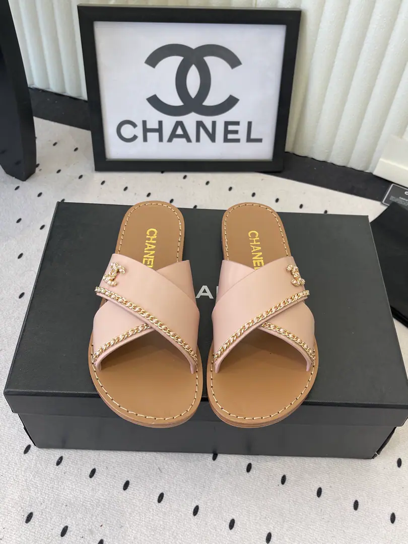 ChanelSpring and summer slippers. High Version Little Red Book Push. Early spring heavy work is a blow job. It's a very stylish set of shorts. The original imported cow-shoes. A sheep's skin cushion. Italy is a big-ass country. Size: 35-39（40 41Make a reservation.）