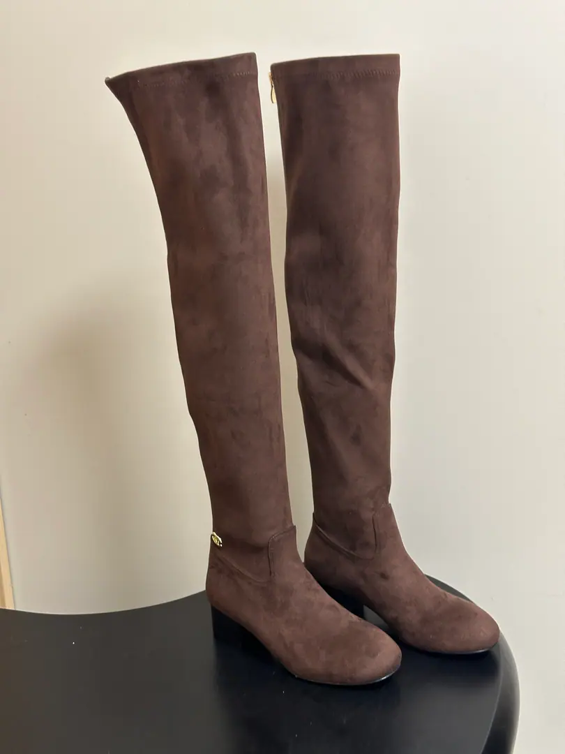 2026 Autumn and winter money. Chanel It's a classic.CPull the head around and pull the long and thin boots. The show of the Qin Yushu series., The Xian family has a very high-quality and luxury wind.. Side zipper design is easy to wear.·Easier！The slings are very soft., It's a very packaged one., Wearing air comforts.. The upper foot is so strong.！ Shoe.: Customized Skins Uchi.: Importing ballistics Foot.: Lamb skin. Shoes under the sole.: Italy is a big-ass country.！ He's tall.: 4cm Codes: 35-39（40.41I'll make sure I don't change it.）