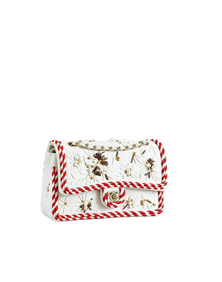 OHANEL🚩🚩🚩 26K 𝐜𝐟𝟐.𝟓𝟓 Hide 🖤Chanel has a very good taste in embroidery bags of silk. 🤩🤩🤩The embroidery is ancient and elegant.✨ Metal chains⛓️+DoubleCMark Brand recognition. It's just the right size. It's easy to ride in a regular or official setting., 🉑️Handheld🉑️I'm all on my shoulder.OK, 🎺It's practical and fashionable., The choice of a couple of eyes.～A white handbag with embroidery.​​🤍This hand-me-down white handbag., Use soft leather, ♪ Weaving with red and white, It's fresh and it's all over again.. The daisies and the gold dots on the cover., The details are so fine.✨. Metal locking design, Safe and beautiful., Hand belts of the same material., The whole thing is full.！Medium Size, It's a good day or a good time to go back to the past., It's practical and artistic., A handicraft lover must enter.！🌸Dimensions𝟏𝟓.𝟓*𝟐𝟓.𝟓*𝟔.𝟓𝐜𝐦