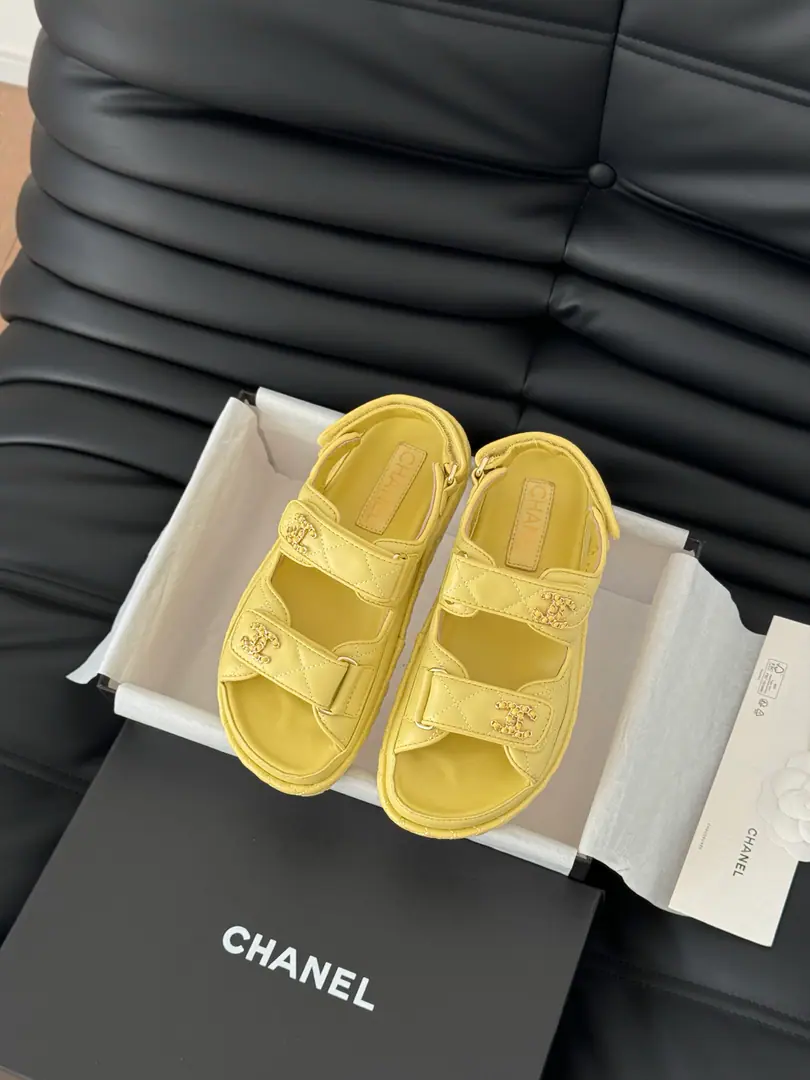 🏧𝗖𝗛𝗔𝗡𝗘𝗟 New magic with the classic sandals. Top Quality Original Customise Requisition level！ All the colors are in my house.！ Import of specific flour+Foot./The inside sheep.+Rubber bottom Original hardware button design, It's simple and fashionable. All with cabinet top packing！ size:35-41 [40.41Do it.]