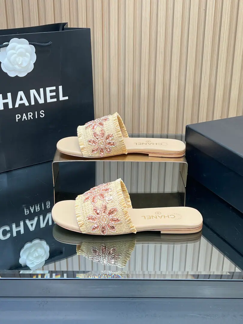 【Top Version】 Top Version！Chanel Chanel.2026♪ The early spring ♪ ♪ Weaving with the beads and slippers ♪… One second to summer.✈️Heavy Work Expedition Western European SeriesChanel Kaori! bling bling💎Super-flash This year.Chanel A pair of weave slippers that must be entered Black is super white. 😄 Kaori!CHome.2026PEarly Spring Holiday Series, The most beautiful flower weaves slippers., Everybody's hoarding crazy., It's crazy., It's really, really, really, really, really, really, really, really, really, really, really, really, really, really, really, really, really, really, really, really, really, really, really, really, really, really, really, really, really, really, really, really, really, really, really, really, really, really, really, really, really, really, really, really, really, really, really, really, really, really, really, really, really, really, really, really, really, really, really, really, really, really, really, really, really, really, really, really, really, really, really, really, really,, The charm of leisure., Close your eyes into the series.！ Shoe.: The shoe face is hand-woven using imported Rafi. It's very comfortable.！The beads are fast enough. Otsumi!:The original custom is really big. Size: 35-39(40 41I'll make sure I don't change it.） And bring the fine packaging to the counter.🛍📦