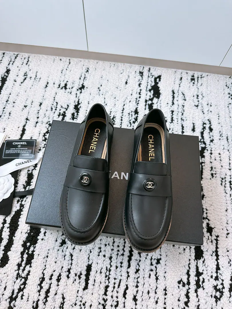 🏧𝗖𝗛𝗔𝗡𝗘𝗟Top Quality I'm a new one. LeFlell Shoes. The big stars are a red-hot show. A hundred-year-old classic.！ A big one.！We're gonna hit him with a pound.！ The shoe is imported into the skin. Comfortable sheep's skins. The original Italian double-story is a leather. Size35-41（40.41Make a reservation.） ⚠️Need a plane box.+