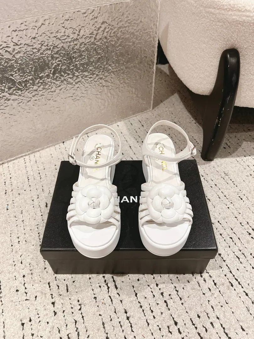 🏧𝗖𝗛𝗔𝗡𝗘𝗟｜Little Fancy. The classic series of sandals with thick mountain tea.！ The shoe face is imported with a little sheep's skin. The inside feet are all sheep's skin. Italian imports are so thick. size: 35-39 [40/41Custom]