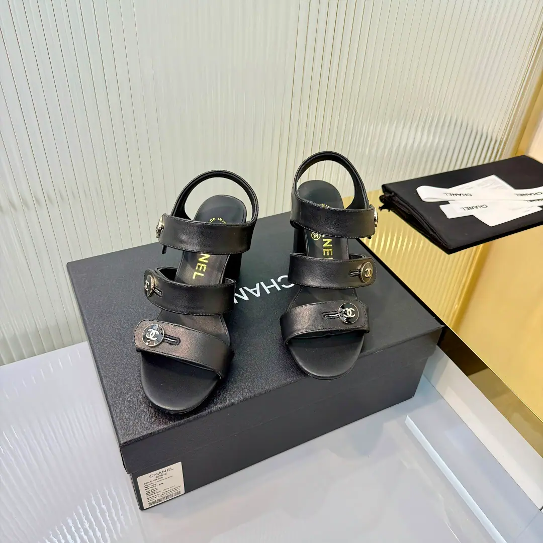 Top Version ChanelChanel.——2026Spring money. Top double.C- Slip your sandals. Shoes. This is a classic design.. Unlike pairs.c Ethio-metal process The upper foot is very light. A nice, super-beautiful outdoors.…… ꫛꫀꪝ Go➫ Materials ❶Shoes face use: Original import of sheep skin ❷Use it inside.: Original sheep skin inside. He's tall. 7.5㎝ The whole set of fine packagings.35–40（41Do it.） Three Colours Optional（Black White Almond.）