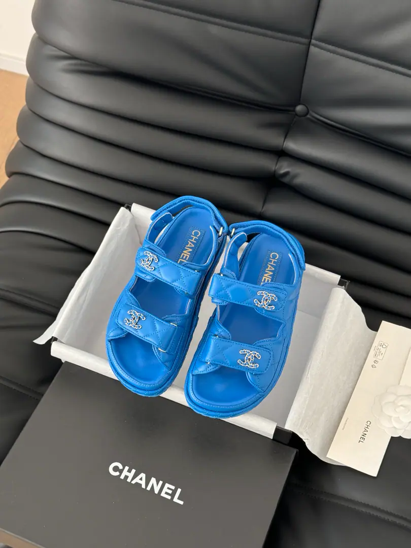 🏧𝗖𝗛𝗔𝗡𝗘𝗟 New magic with the classic sandals. Top Quality Original Customise Requisition level！ All the colors are in my house.！ Import of specific flour+Foot./The inside sheep.+Rubber bottom Original hardware button design, It's simple and fashionable. All with cabinet top packing！ size:35-41 [40.41Do it.]