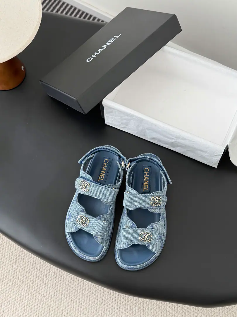 [ That's a little skin.+30 ] 🏧𝗖𝗛𝗔𝗡𝗘𝗟 New magic with the classic sandals. Top Quality Original Customise Requisition level！ All the colors are in my house.！ Import of specific flour+Foot./The inside sheep.+Rubber bottom Original hardware button design, It's simple and fashionable. All with cabinet top packing！ Size:35-41 [40.41Do it.]
