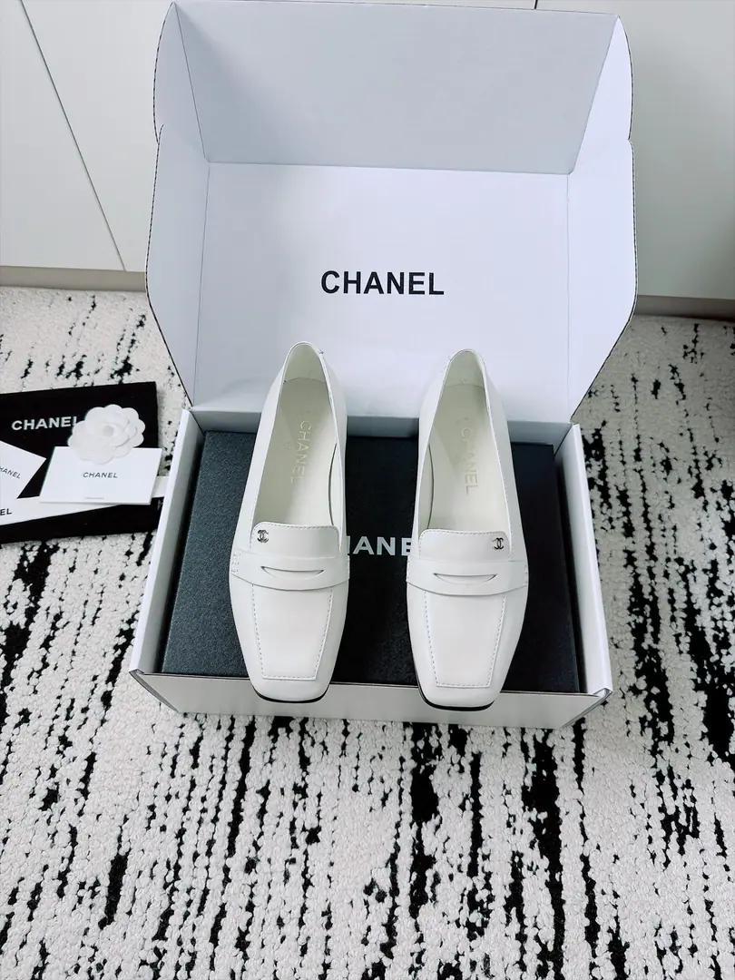 🏧𝗖𝗛𝗔𝗡𝗘𝗟New heel shoes. Top Version Exceeded design It's a perfect match for the day., No matter how high it is. It's not even a good quality.. Small-form design You're skinny and you don't pick your feet., It's a great foot., Nice and high-class.！It's worth the group.getSame paragraph！ Shoe.: Import of sheep skin/Painted skin. Uchi.: The sheep's skin is in the ground. Otsumi!: Italian imports are so thick. Codes: 35-41 [40.41Make a reservation.] 【⚠️Need a plane box.+】