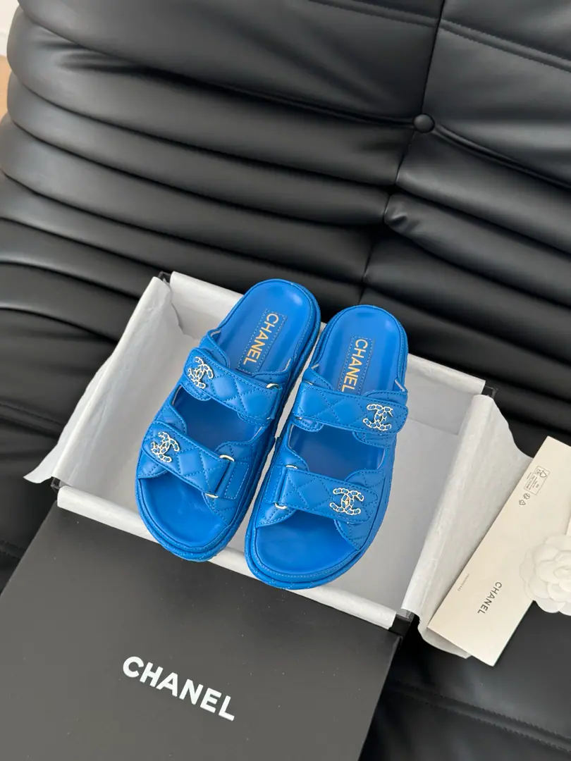 🏧𝗖𝗛𝗔𝗡𝗘𝗟 New magic with the classic sandals. Top Quality Original Customise Requisition level！ All the colors are in my house.！ Import of specific flour+Foot./The inside sheep.+Rubber bottom Original hardware button design, It's simple and fashionable. All with cabinet top packing！ size:35-41 [40.41Do it.]