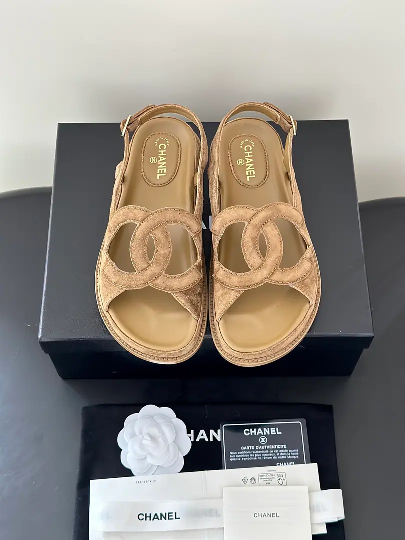 Chane*New paragraphlogo- Skins. Summer Shoes cabinet, soul racer., I'll be the Chanel of these.C- Skins.. The iconic stereos are interwoven.CCurtain, A simple recognition of brand genes., Combination with a soft, thick, bottom-set style, Balancing the colour values, Increased height and comfort., Unlock the multiple possibilities of wearing all summer.. A fine pair.CEmpty design, Jane is full of recognition., Leather skin is delicate., Shoes are loose., Foot modifier., No foot.. Salt is sweet., Leisure vacation., I'm shopping everyday., All matches for date travel. The shoe face is imported in the original form of sheep's skin., The skin details are the same as the original., In the lamb's skin., Unique customlogo It's super-lighty. Size: 35-41(40.41I'll make sure I don't change it.)