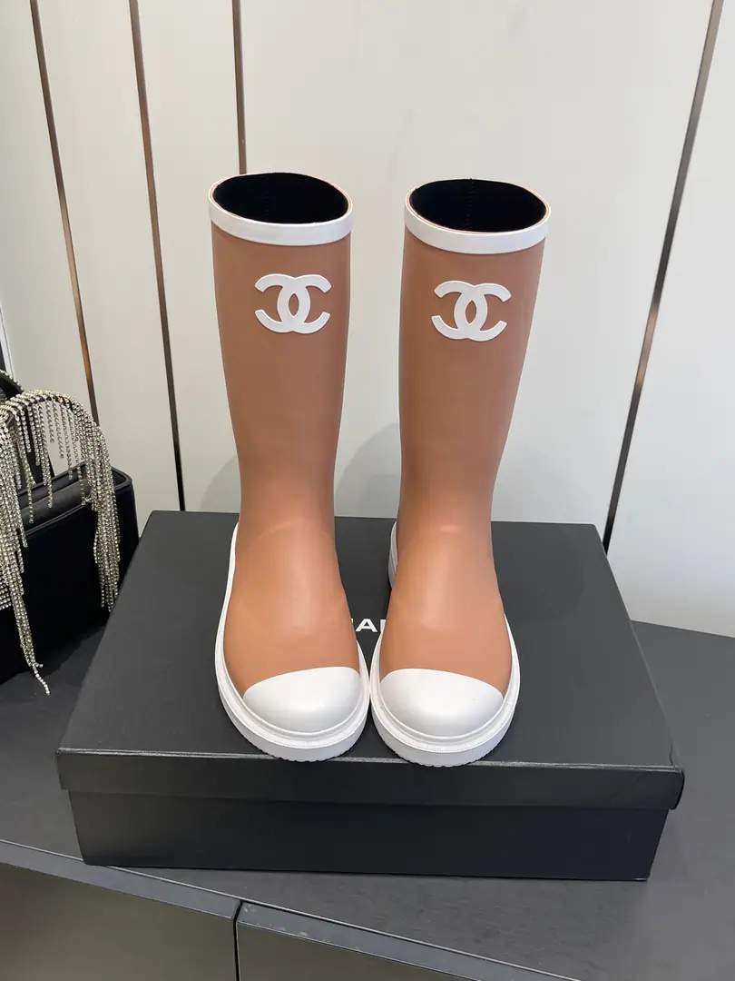 🏧𝗖𝗛𝗔𝗡𝗘𝗟New top run. The original is a big one., Secretic wire process. Natural rubber vulcanization production technology, The original is perfect., Environmentally friendly rubber material, It's all right.&No seams.. The soles and boots are a combination of cold glue., Non-one-time formation, Original consistency process. Imported silk and luminous shoes, Get some sweat and be comfortable. Top Level35-41 [40.41Do it.] Black and white, The potato pink., Light pink brown.