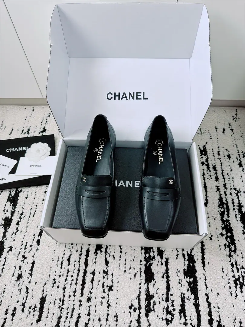 🏧𝗖𝗛𝗔𝗡𝗘𝗟New heel shoes. Top Version Exceeded design It's a perfect match for the day., No matter how high it is. It's not even a good quality.. Small-form design You're skinny and you don't pick your feet., It's a great foot., Nice and high-class.！It's worth the group.getSame paragraph！ Shoe.: Import of sheep skin/Painted skin. Uchi.: The sheep's skin is in the ground. Otsumi!: Italian imports are so thick. Codes: 35-41 [40.41Make a reservation.] 【⚠️Need a plane box.+】