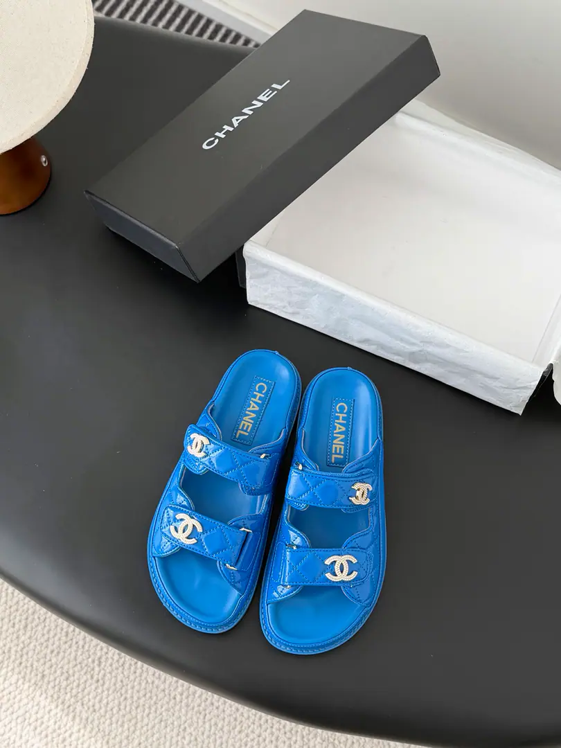 [ That's a little skin.+30 ] 🏧𝗖𝗛𝗔𝗡𝗘𝗟 New magic with the classic sandals. Top Quality Original Customise Requisition level！ All the colors are in my house.！ Import of specific flour+Foot./The inside sheep.+Rubber bottom Original hardware button design, It's simple and fashionable. All with cabinet top packing！ Size:35-41 [40.41Do it.]