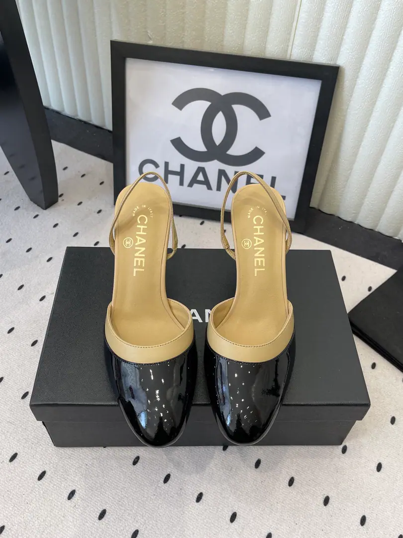 ChanelThe sunshine shoes are empty after spring Xiao-kiang 26CThe craftsmen are so happy with the summer. Designed a lavish, elegant step in the shape of a tack.. The classic back-air cut-down release the ankle line. Make the leg contour more compact. It's good to be tall. Visual length stretch ratio And use brand-style shoe designs to reduce walking pressure.. The pair hidden in the heel.C Low profile brand recognition.. Whether it's a little black dress or not, it's a dinner. Or do you build a commuting pattern with your legs? I can do that.“I'm not a bad girl.”The tone. InterpretationChane*The style of high sex.. Facework customized leather with original The inside feet are all sheep's skin. Italian imports are so thick. size: 35-39（40/41Custom）