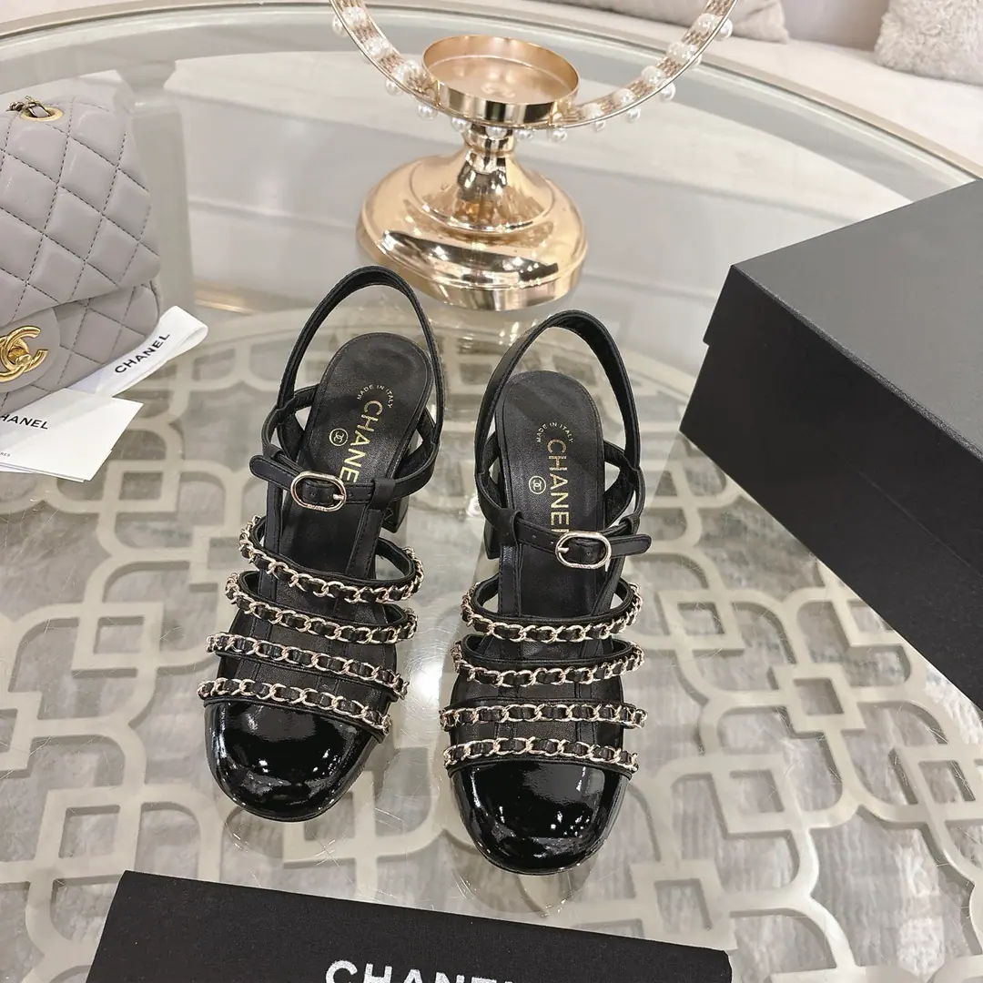 Chanel Kaori!2025ssSpring and summer's latest show. Chain Decoration Top Quality！ Exact to1: 1 I'm light and not tired., The upper foot is a dress of spring and summer., More visible and tasteful., A luxuries look in a simple way., Even a sandal. You're definitely gonna have to have doubles in the summer shoe cabinet. Shoe.: Import of sheep skin Uchi.: Importing sheep's skins Otsumi!: Italy is a big-ass country. He's tall.: 8.5cm Codes: 35-40（40.41.42Make a no-refund order.） Get out of the factory.