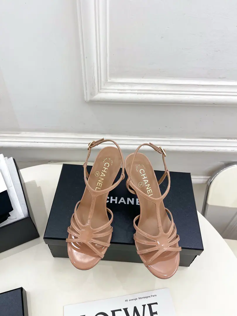𝐂𝐇𝐀𝐍𝐄𝐋 | Kaori! 26𝐬𝐬 🦋2026Spring and summer brand new. The cabinet is a classic show. Xiang-tzu.CPearls and Roman heels. New series〰 🍬 BSThe best in the fashion world. The pairs are carefully designed. Extremely simple The classic elements that never faded. 💋It's a beautiful dress. Summer's mandatory.…… ━━━━━ ЅᏇєєt ━━━━━ ▪️Shoe.: High-prescription original cow paints ▪️Uchi.: Import silk sheep. ▪️Otsumi!: The original Italian is a big one. ▪️He's tall.: 8.5cm ▪️Shoes.: 35-39（40.41Custom without re-offer） ▪Plant price