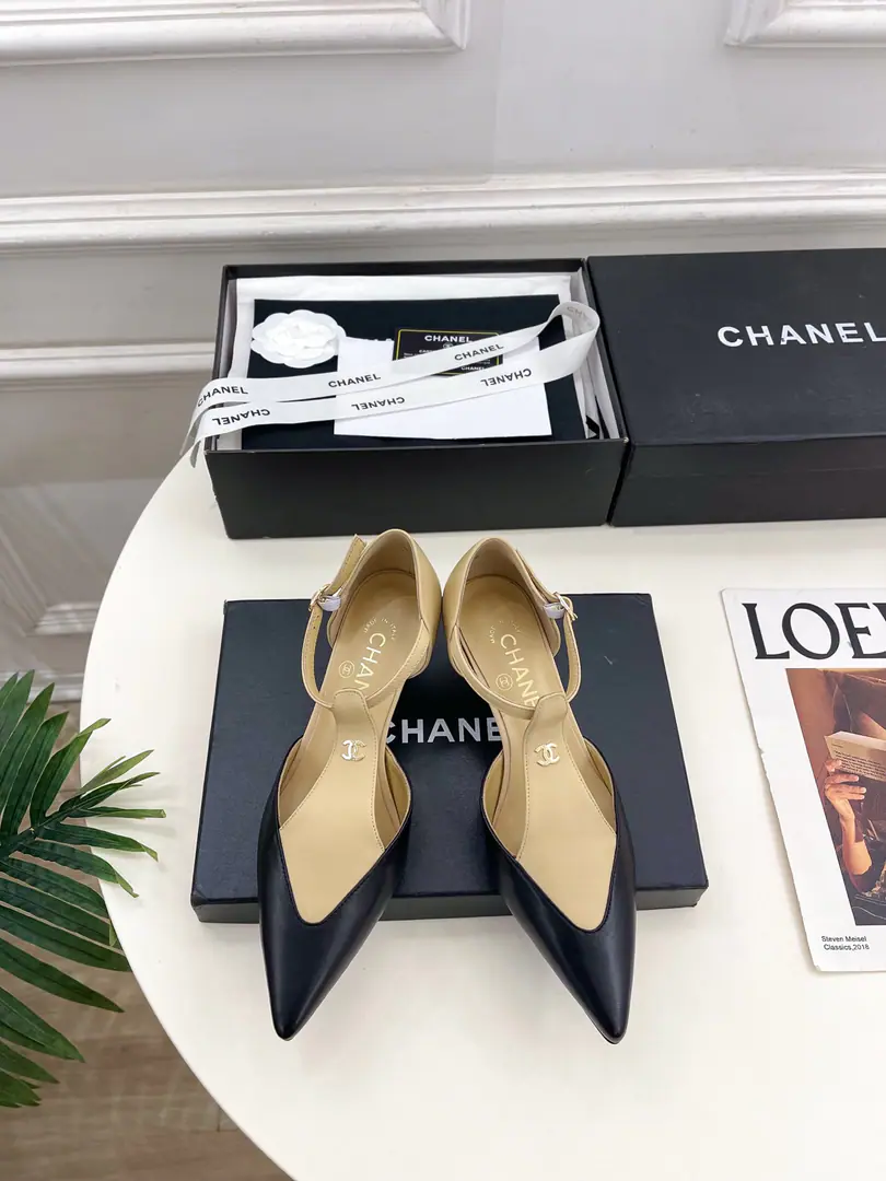 𝐂𝐇𝐀𝐍𝐄𝐋 | Kaori! 26𝐬𝐬 🦋2026 Spring and summer brand new. The cabinet is a classic show. Xiang-tzu.CThe colored and pointed-headed sandals. New series〰 🍬 BSThe best in the fashion world. The pairs are carefully designed. Extremely simple The classic elements that never faded. 💋It's a beautiful dress. Summer's mandatory.…… ━━━━━ ЅᏇєєt ━━━━━ ▪️Shoe.: High-prescription parchment ▪️Uchi.: Import silk sheep. ▪️Otsumi!: The original Italian is a big one. ▪️He's tall.: 5cm ▪️Shoes.: 35-39（40.41Custom without re-offer） ▪Plant price