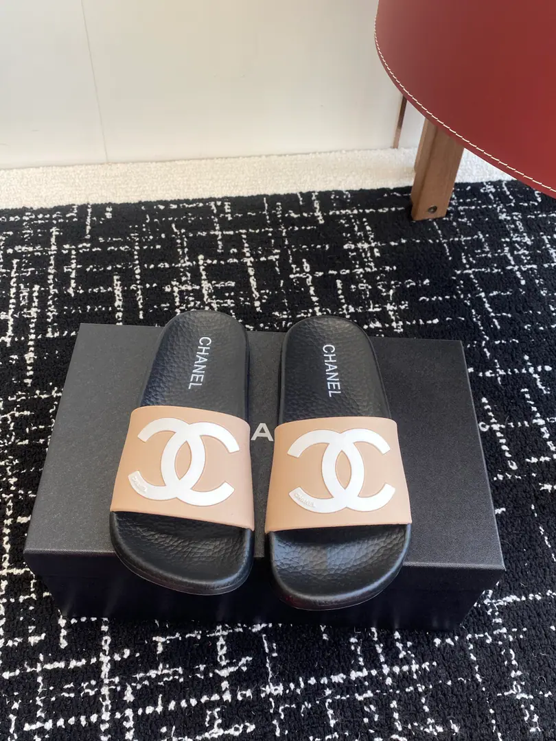 Requisition level CHANEL 25ss Spring and summer sandal slippers. Series Chanel. The Chief of the Foreign and Domestic Bank., I've been looking all over the country for my heart and heart. I was surprised to see the object the first time I opened it., I love calling on my friends to get a crazy, stunned, up-and-up-the-ho. I'm really in love with the sand slippers., You're a great match., You're wearing a strap and you're holding it steady., Magic stickers.fIt's very convenient to wear. hold♪ All the different ways of wearing ♪, This series is now on the ground for sale.！ Rubber materials from the original plant Unique customlogo It's super-lighty. Size: #35-42（40 41 42Make a no-refund order.）