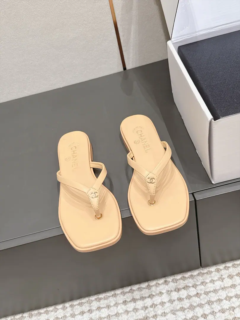 Requisition level Chane*26/Summer New Money Head-touch to-to-to-to-to-to-go A summer tow with a sweetness and a soft atmosphere., A simple belt with a sharp and flat-headed shoe., Toe position is a little bit metal-likeCCurtain, It's a very low profile., The foot suit is easy to wear.. The light and luxuries of the atmosphere as a whole, The style is simple and unchallenged., Four quarters of the vacation just needed a single item., It's a combination of high-level representation and daily reality., It's easy to hold the rich family to the ground.. Shoe.: Lamb skin. Uchi.: Lamb skin. Otsumi!: That's a big one. size: 35-41Code（40, 41Code custom is not to be changed）