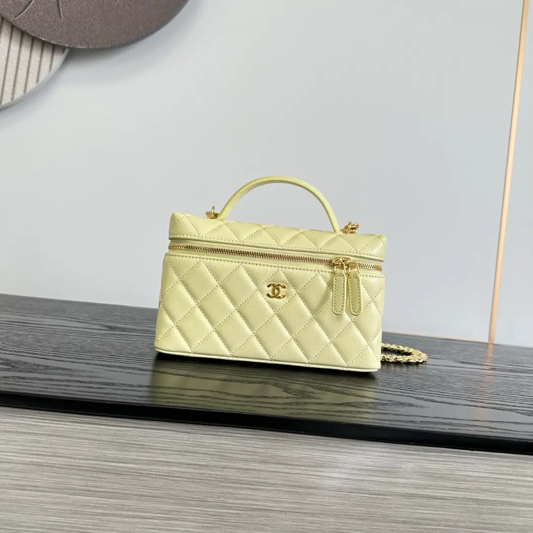 《Mimi 19cm 》<Caviar.🐮Pee.＞YellowOHANEL🚩🚩🚩26BAdvanced Handicrafts 🌠🌠🌠LpBox.miniNo. No.🖤Advanced HandicraftsLPThe old money is a good thing when you're eating a well-packed lunch box., - It's a grinding resistance., I don't worry about wear or tear.～The cross-sectional sprawl is falling apart., Horizontal zipper., The inside and the inside of the big one is super-intelligent., ProMax+Pizza.+The makeup is all light.[Cool.R]Light gold metal binaryCLow profile atmosphere.～Bring your own short handle.+🉑️We'll take the skin off and wear the gold chain.[Beauties.R]With all the French names on your hands, you can see.～The slashing back is a relief., I can't make any mistake with the commuters.！Dimensions: 19cm！