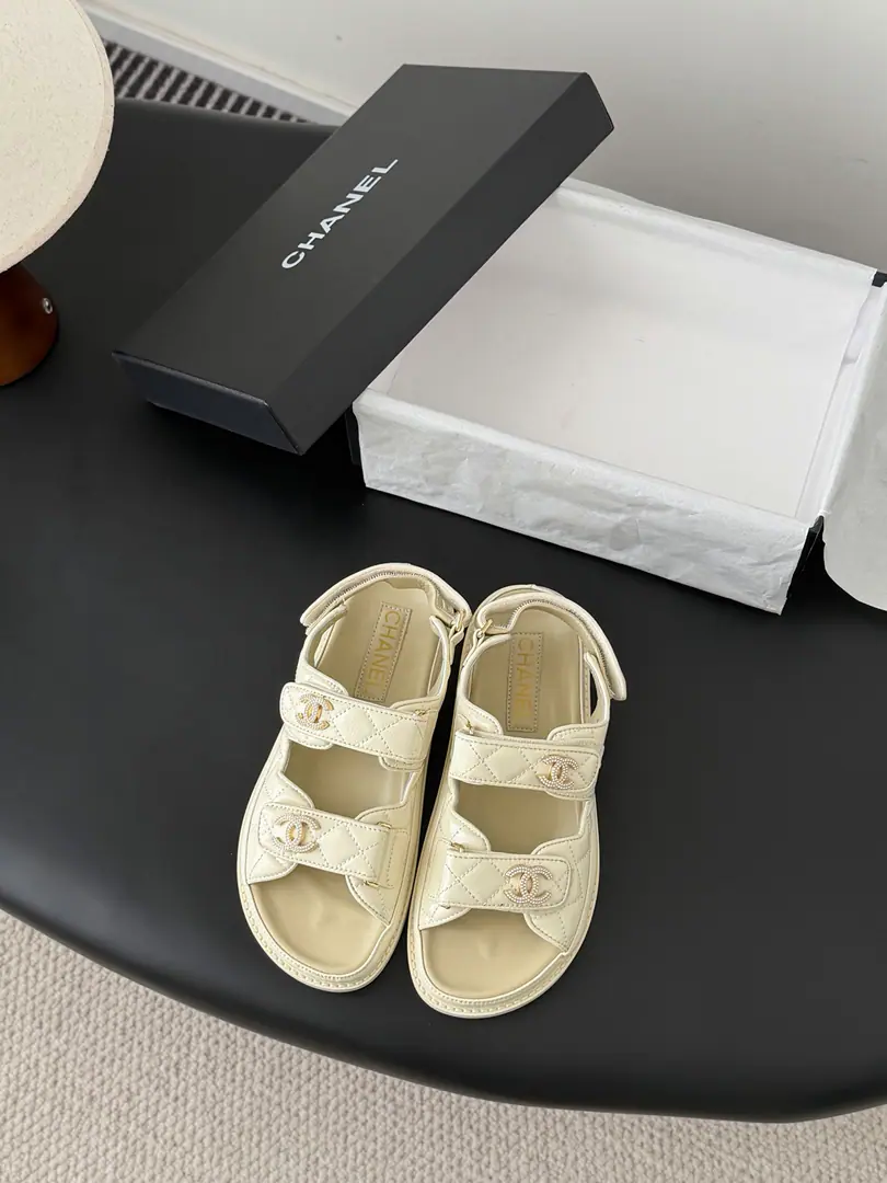 [ That's a little skin.+30 ] 🏧𝗖𝗛𝗔𝗡𝗘𝗟 New magic with the classic sandals. Top Quality Original Customise Requisition level！ All the colors are in my house.！ Import of specific flour+Foot./The inside sheep.+Rubber bottom Original hardware button design, It's simple and fashionable. All with cabinet top packing！ Size:35-41 [40.41Do it.]