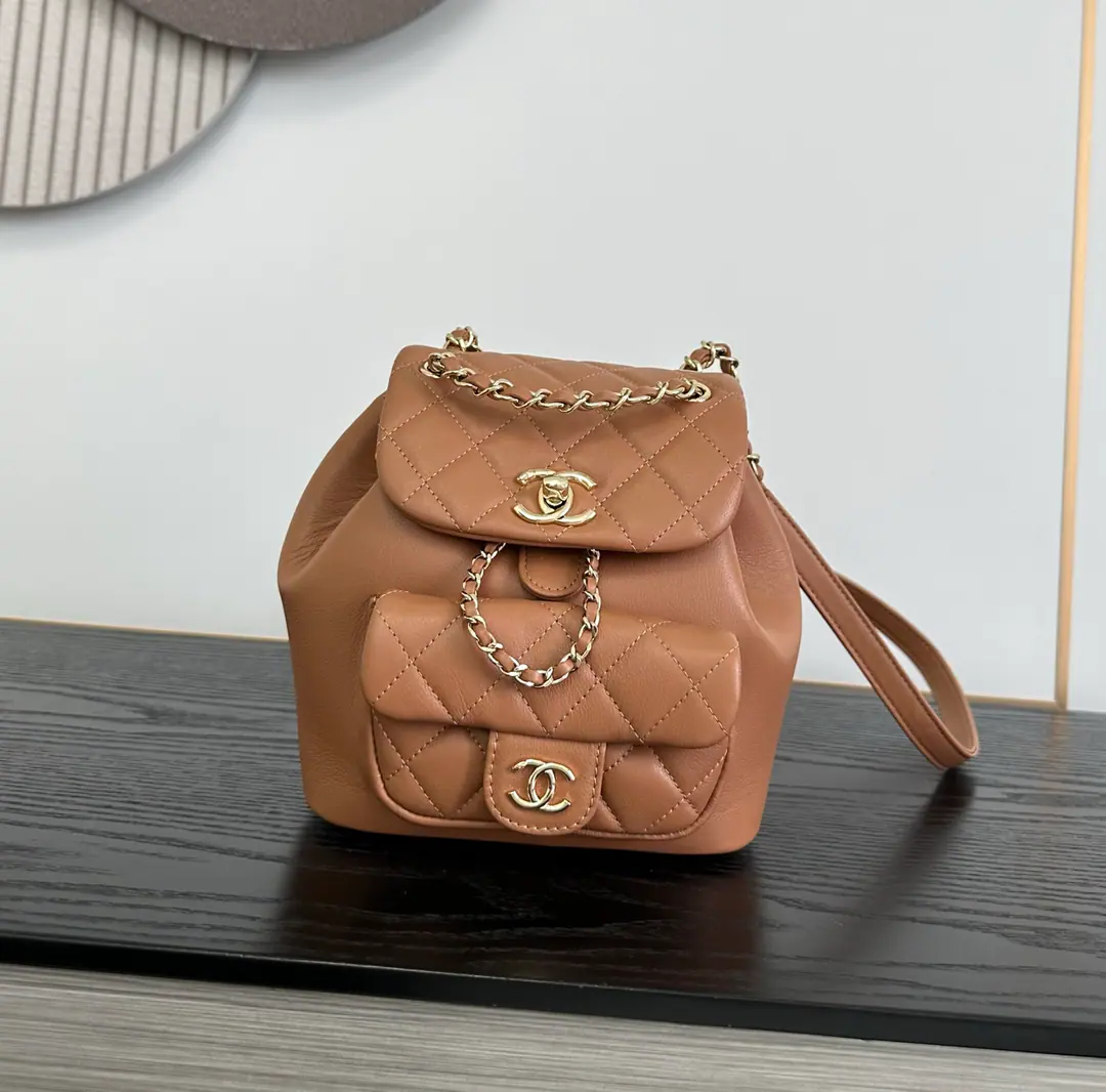 OHANEL🚩🚩🚩A green cow.！Caramel.🌟🌟🌟 Pure original plantdumaThe new version of the classic 10,000-year payment.dumaThe new version of the backpack is a flat-field cow skin.！More class and durability.[Happy.][Happy.](Most recommended cortex)The classic ceiling., It's so practical.[Colour][Colour]Skin.: Original European plantmasoni Good calf skin.[John.]- It's a hardware.: Italy24kThe thick, gold-plated champagne, the gold.[John.][John.]2908The cargo is scarce., It's easy to lose the whole package and agree with the real one.[Celebrate.]AS2908 00158(18.5*18*12cm)