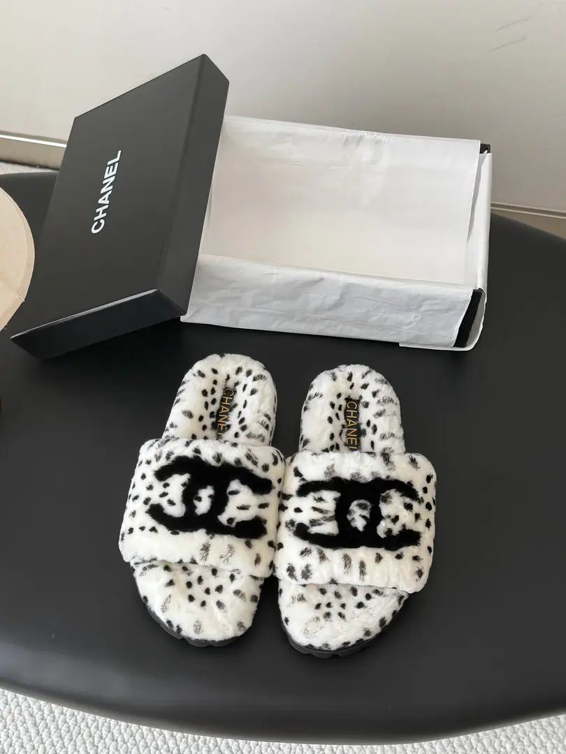 🏧𝐂𝐡𝐚𝐧𝐞𝐥 26KNew fur slippers.！ This is so cute.～ ♪ Soft and fluffy hair ♪, It's warm and warm.! I'm gonna raise my legs.! Autumn and winter with socks and lazy. The upper feet are really nice and fashionable.!It's so beautiful.! Import wool, ♪ My hands are so delicate and so soft and smooth ♪ Original model rubber bottom Size: 35-41（40/41Custom）