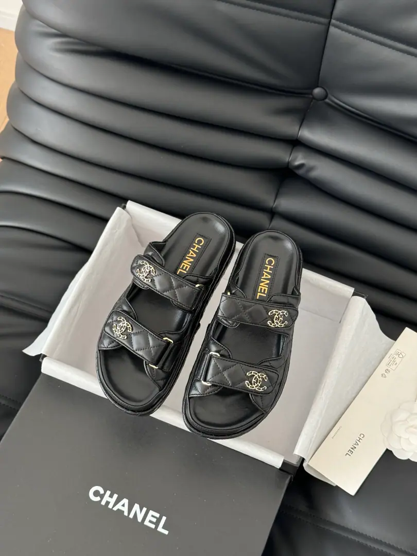 🏧𝗖𝗛𝗔𝗡𝗘𝗟 New magic with the classic sandals. Top Quality Original Customise Requisition level！ All the colors are in my house.！ Import of specific flour+Foot./The inside sheep.+Rubber bottom Original hardware button design, It's simple and fashionable. All with cabinet top packing！ size:35-41 [40.41Do it.]