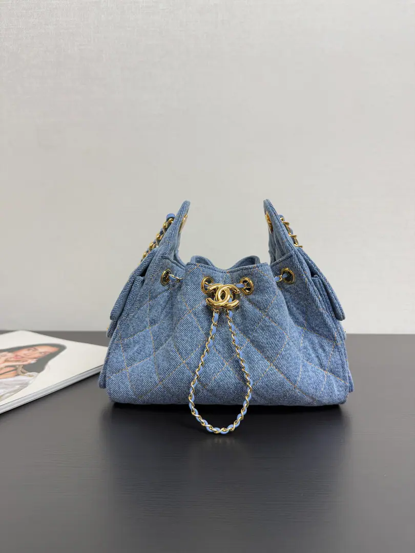 Current 26bA kerosene-washed wires cowboy canned bucket bag Grandma's latest skin.25bag, It's actually a little bucket bag., It's like a carefully tailored match.．Big doubles.C logoDesign, We can move.！A little detail of charm., ⛓Chain unreconciled, The new hardware is a silver button., It smells like Middle Ages., I can't help but think of a way to make a difference.✨ size: 22*21*10cm