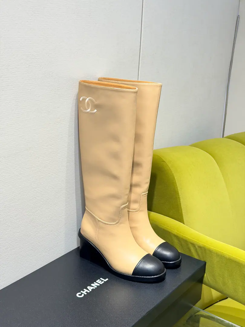 Chanel 25AThe advanced handicrafts boots. Top Version！New money is first sold.🆕 Private model hardware Original Base Shoe-faced cow skin. The inside sheep. Codes: 34-40 「34 40No re-election.」