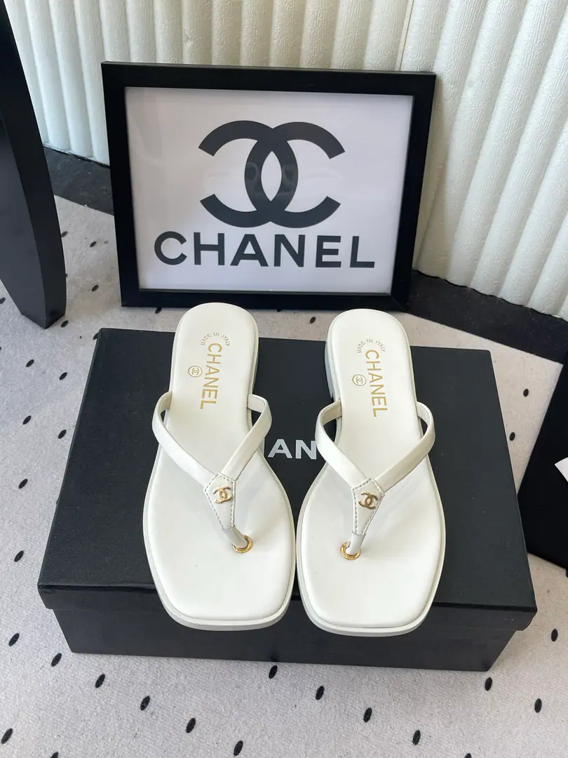 🏧𝗖𝗛𝗔𝗡𝗘𝗟New summer slippers with foot-tocks. High-Video Out Summers always need a pair of ecstasy slippers., These slippers were probably born for the moment of the heart.. A gentle bow., Every step is like a tiny starlight.. The pedals are a perfect design. Comfortable and cozy., Whether with jeans, we're gonna go to the beach and ride., Or a broken flower dress and coffee on the corner?！It can quietly add points to your shape.. It's like putting summer romance on your feet.. Shoe.: Lamb skin. Inside, put your feet on the inside.: Lamb skin. Codes: 35-41 [40.41Do it.]