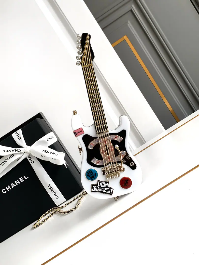 OHANELLimited！Collection Level, Guitar.🎸🎸Box.．I see Chanel's little box to take off., This time, it's a collection level.:Yes.❤️‍🔥❤️‍🔥Yes. 😘Very delicate., Heavy-work design．Add Multiple Elements, It's a very expensive box.🉐️！I'm sure you can do it with this bag back.🈶️, It's perfect. What's the high-level standard?！The gift box.🎁Package！The expensive place is obvious.[ ][ ]Dimensions: 10X 28x 3.5 cm
