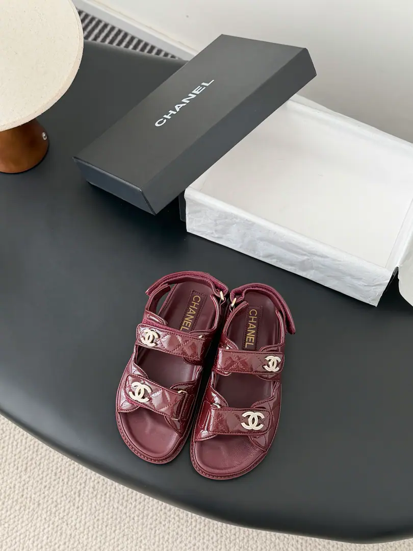 [ That's a little skin.+30 ] 🏧𝗖𝗛𝗔𝗡𝗘𝗟 New magic with the classic sandals. Top Quality Original Customise Requisition level！ All the colors are in my house.！ Import of specific flour+Foot./The inside sheep.+Rubber bottom Original hardware button design, It's simple and fashionable. All with cabinet top packing！ Size:35-41 [40.41Do it.]
