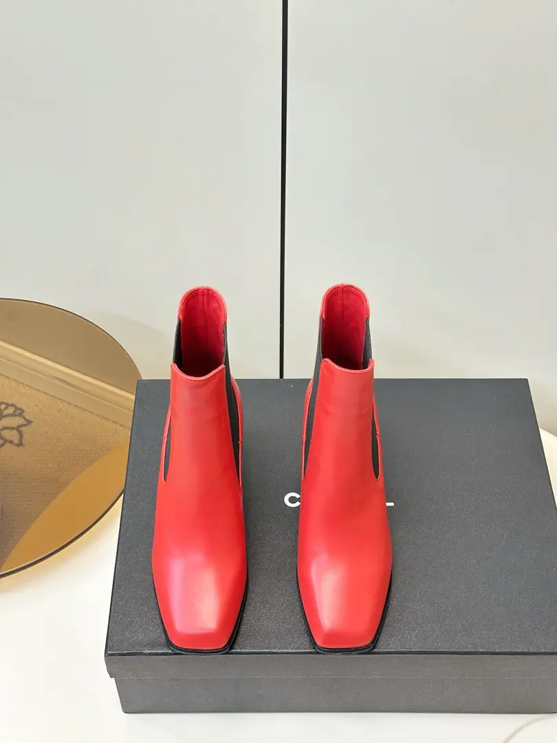 Chanel｜Kaori!26ssThe latest one in the autumn and winter, Chelsea and the boots. A superstar, red grass. Square+Chelsea's structure is loose and fast-stringed. No zipper. The ancient head is modified with feet. Small back and metal.logo Low profile, very good branding. Boots.VType Gap The sight stretches its ankles. Weaken the shins. High-steed but steady.7.5CMHeight stretches the calve line. I'm not taking the weight off my feet. We're gonna balance the air and the air. I'll import a cow's skin on my shoe. I'm a sheep-skinner. Italy is a big-ass country. Size: 35-41（40 41Make a reservation.）